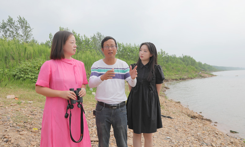 1692672268184948.jpg 志愿者徐建利(中)向王琼介绍当地水域江豚出没情况。h49a1755.jpg